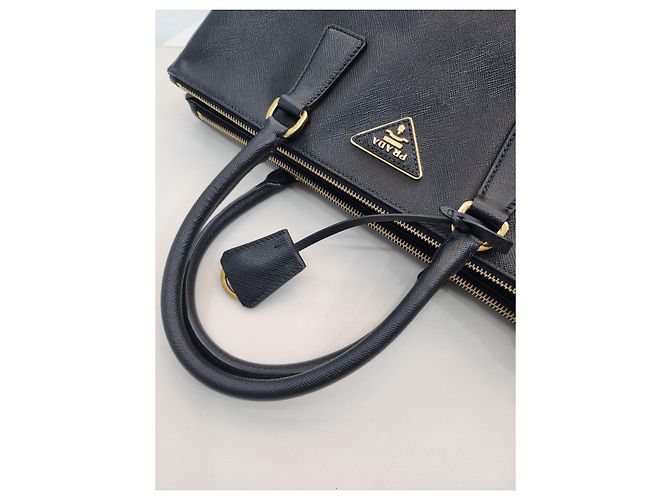 Prada Borsa Tote Saffiano Lux Gold con Doppia Cerniera Nero - vista 17