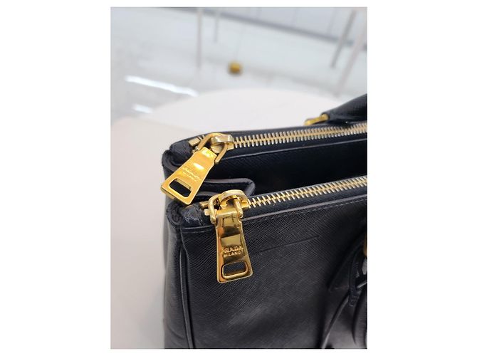 Prada Borsa Tote Saffiano Lux Gold con Doppia Cerniera Nero - vista 19