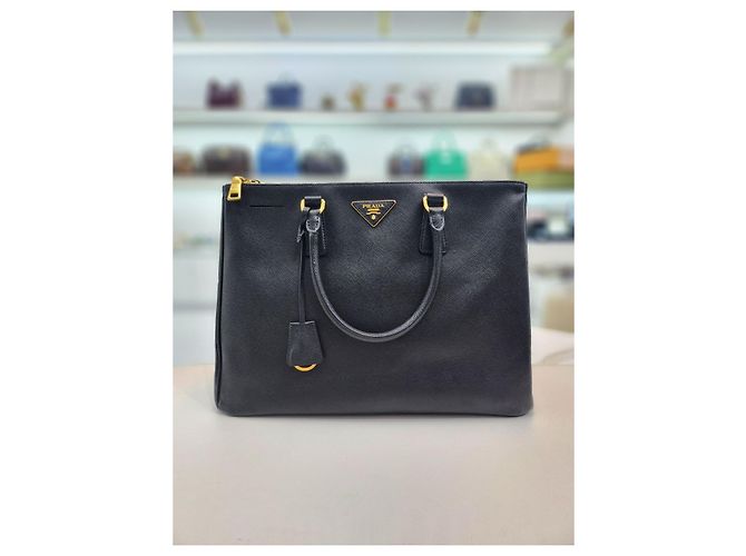 Prada Borsa Tote Saffiano Lux Gold con Doppia Cerniera Nero - vista 8