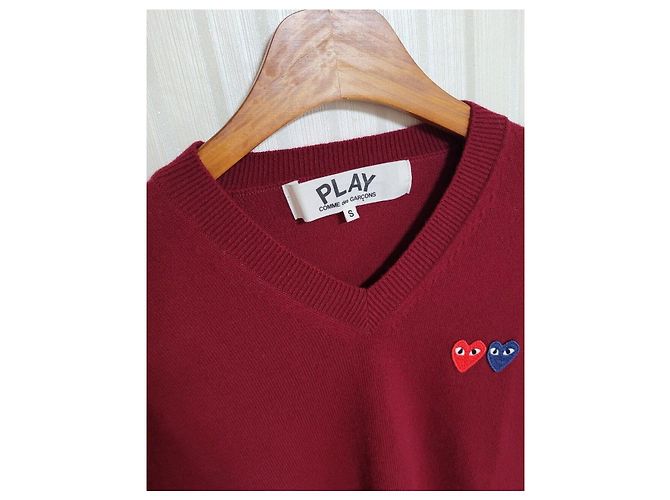 Comme Des Garcons Burgunderroter Strickpullover mit Doppelwappen für Herren - Ansicht 2