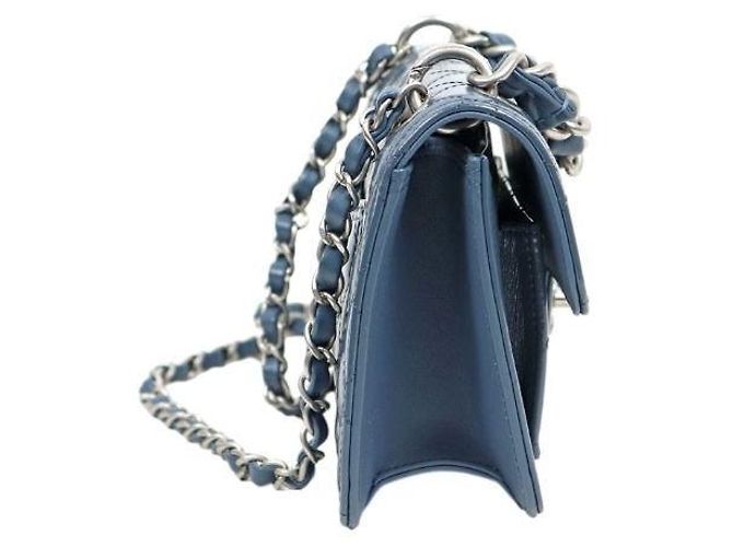 Chanel Mini borsa a tracolla con patta e catena blu stropicciato - vista 2