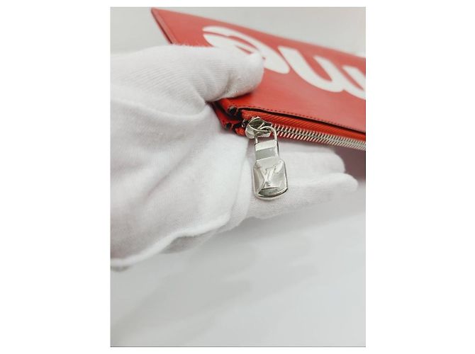 Louis Vuitton Clutch Epi con Logo Rosso Supreme Edizione Limitata - vista 3