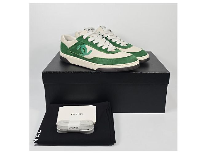 Chanel Baskets en daim vert avec logo CC - vue 2