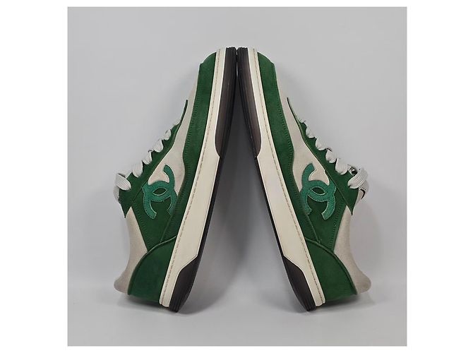 Chanel Baskets en daim vert avec logo CC - vue 5