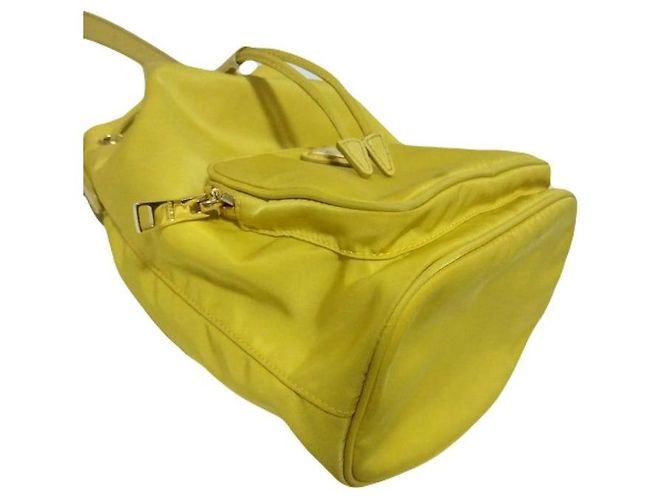 Prada Bolso bucket de Re-Nylon amarillo, bolso de hombro, bolso bandolera - vista 9