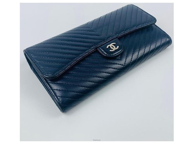 Chanel Cartera Larga Soft Caviar Chevron Silver Series Azul - vista 3
