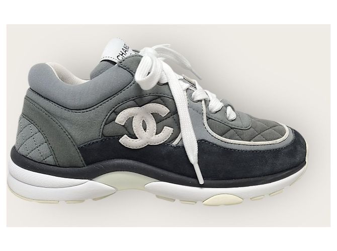 Chanel Gesteppte Sneaker aus dunkelgrauem Wildleder-Kalbsleder mit CC-Logo Braun - Ansicht 2