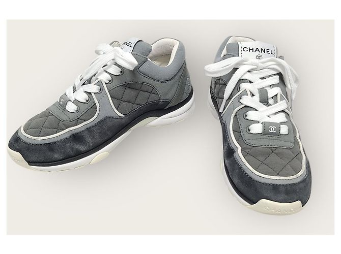 Chanel Gesteppte Sneaker aus dunkelgrauem Wildleder-Kalbsleder mit CC-Logo Braun - Ansicht 3