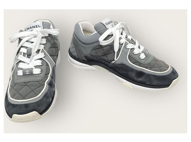 Chanel Gesteppte Sneaker aus dunkelgrauem Wildleder-Kalbsleder mit CC-Logo Braun - Ansicht 4