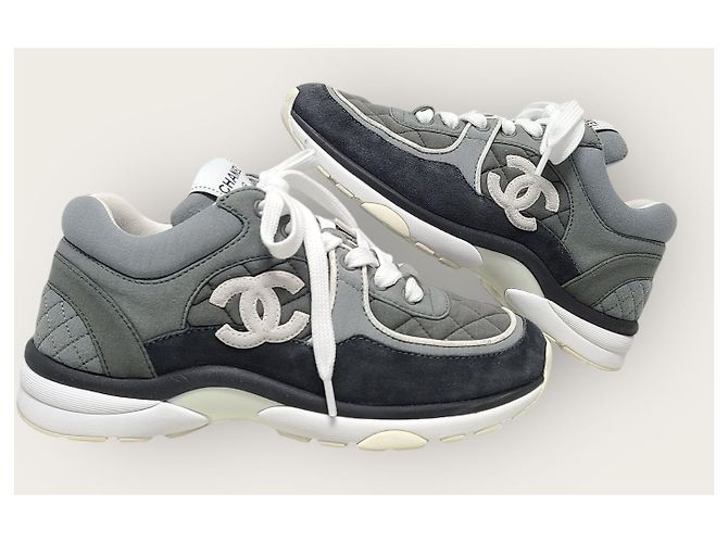 Chanel Gesteppte Sneaker aus dunkelgrauem Wildleder-Kalbsleder mit CC-Logo Braun - Ansicht 5