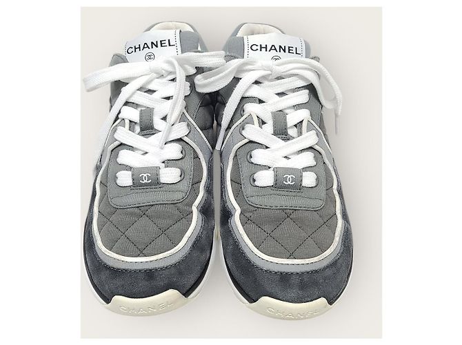 Chanel Gesteppte Sneaker aus dunkelgrauem Wildleder-Kalbsleder mit CC-Logo Braun - Ansicht 6