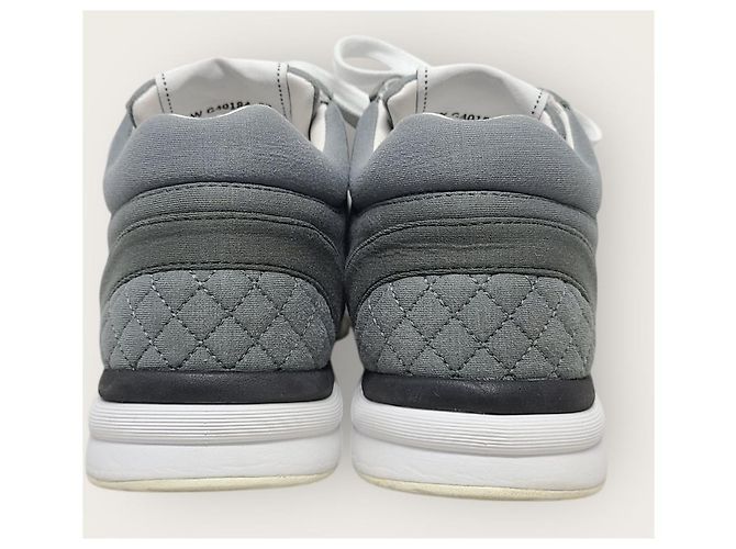 Chanel Gesteppte Sneaker aus dunkelgrauem Wildleder-Kalbsleder mit CC-Logo Braun - Ansicht 7