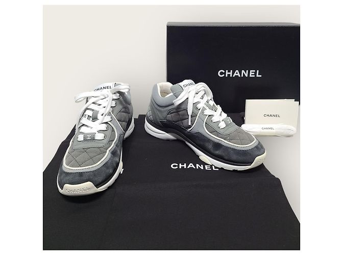 Chanel Gesteppte Sneaker aus dunkelgrauem Wildleder-Kalbsleder mit CC-Logo Braun - Ansicht 8