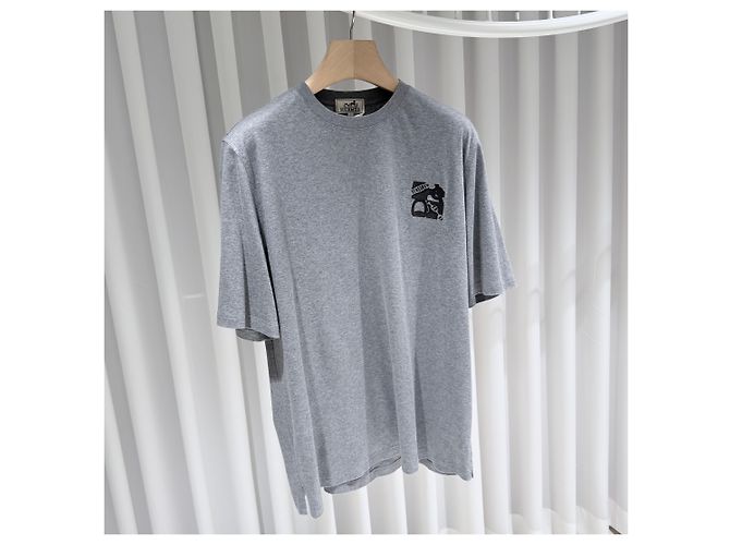 Hermès Kurzärmeliges Baumwoll-T-Shirt mit Lederpatch Grau Braun - Ansicht 3