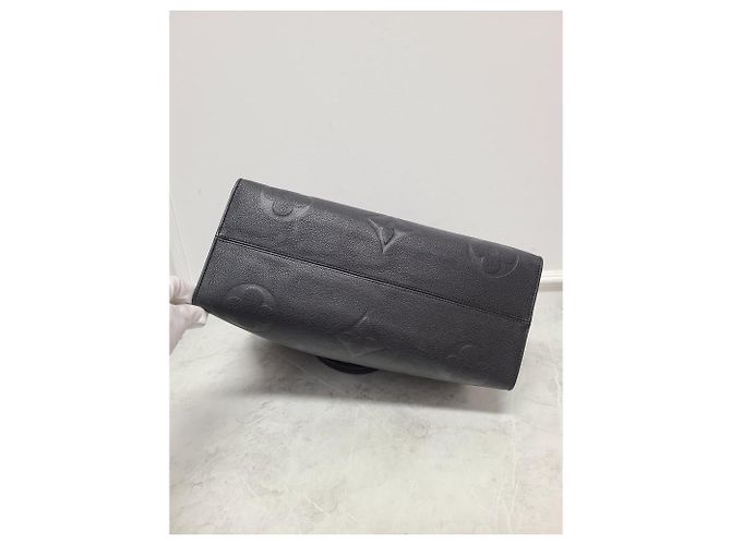 Louis Vuitton Borsa Tote Onthego in monogramma Empreinte nero - vista 7