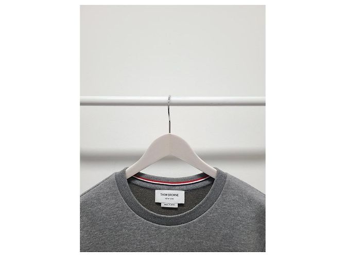 Thom Browne Crewneck-Sweatshirt in Grautönen mit Streifen und Stickerei Braun - Ansicht 2