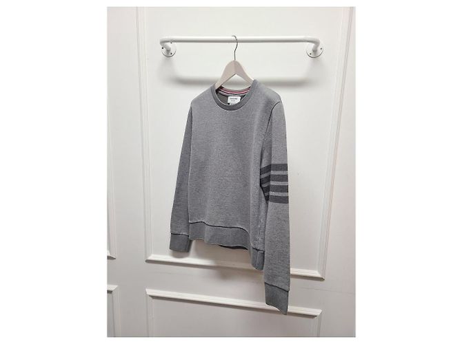 Thom Browne Crewneck-Sweatshirt in Grautönen mit Streifen und Stickerei Braun - Ansicht 3