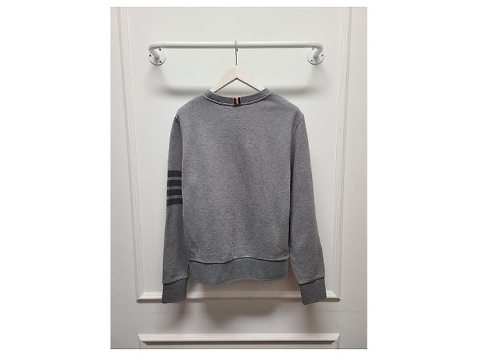 Thom Browne Crewneck-Sweatshirt in Grautönen mit Streifen und Stickerei Braun - Ansicht 4