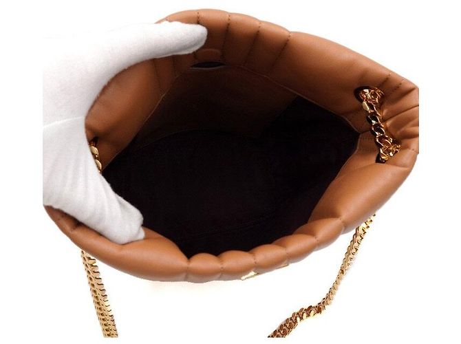 Burberry Bolsa Bucket acolchoada em couro Marrom Maple com corrente dourada - vista 5