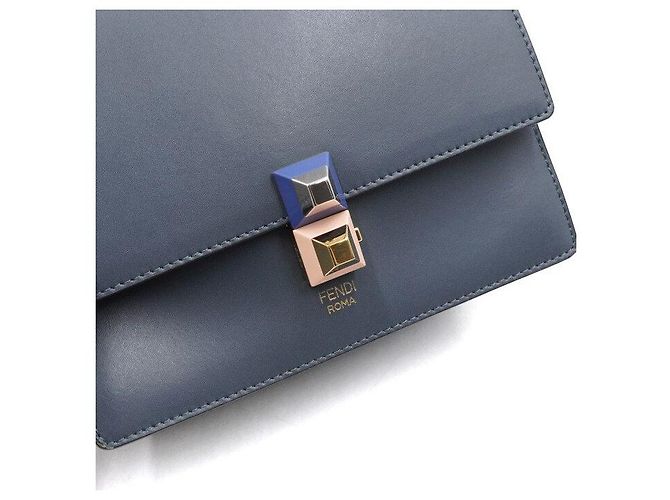 Fendi Piccola borsa a tracolla in pelle blu con catena - vista 10