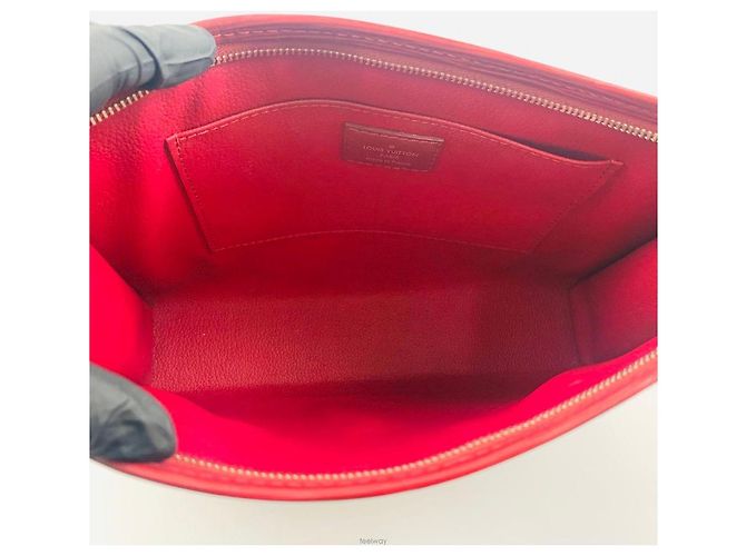 Louis Vuitton Pochette Epi Toile Burgundy Clutch Bag Rosso - vista 3