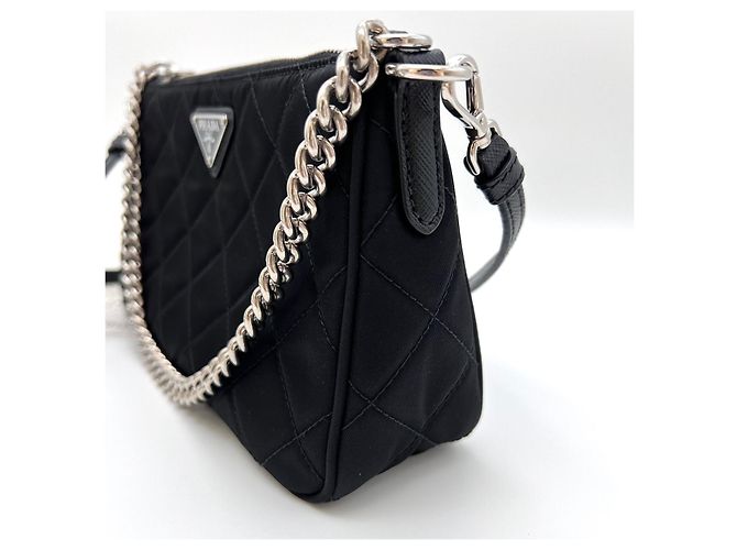 Prada Borsa a tracolla trapuntata in nylon con logo a triangolo e catena Nero - vista 10