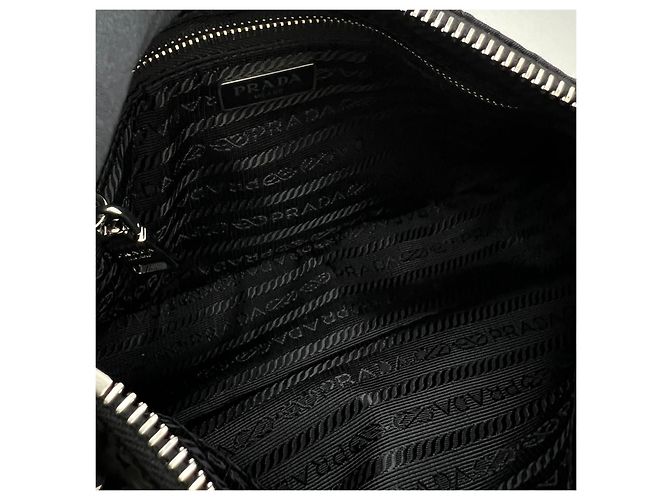 Prada Borsa a tracolla trapuntata in nylon con logo a triangolo e catena Nero - vista 12