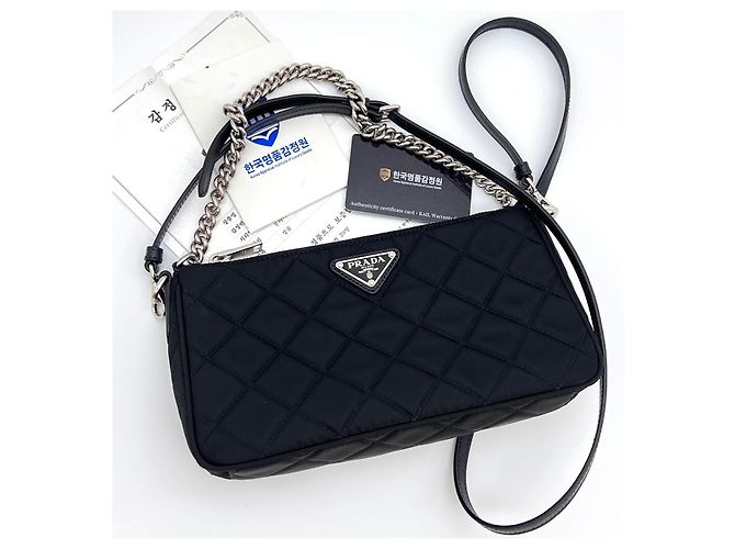 Prada Borsa a tracolla trapuntata in nylon con logo a triangolo e catena Nero - vista 3