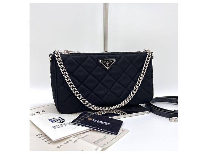 Prada Borsa a tracolla trapuntata in nylon con logo a triangolo e catena Nero - vista 4