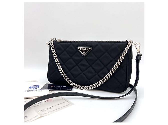 Prada Borsa a tracolla trapuntata in nylon con logo a triangolo e catena Nero - vista 5