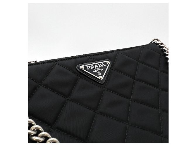 Prada Borsa a tracolla trapuntata in nylon con logo a triangolo e catena Nero - vista 7