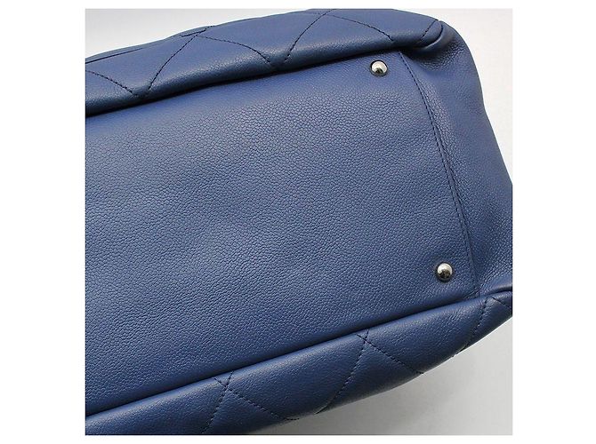 Chanel Bolsa de compras Timeless Shopper em caviar macio azul - vista 6