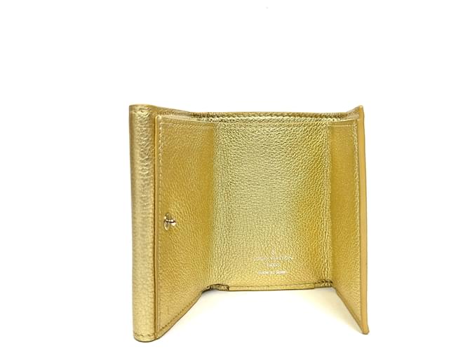 Louis Vuitton Cartera Compacta Lockmini Dorado - vista 5