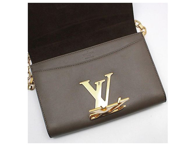 Louis Vuitton Borsa a tracolla Louise GM in pelle taupe con catena dorata - vista 9