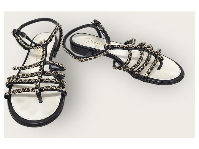 Chanel Sandalen mit CC-Logo, Goldkette und Schwarz - Ansicht 4