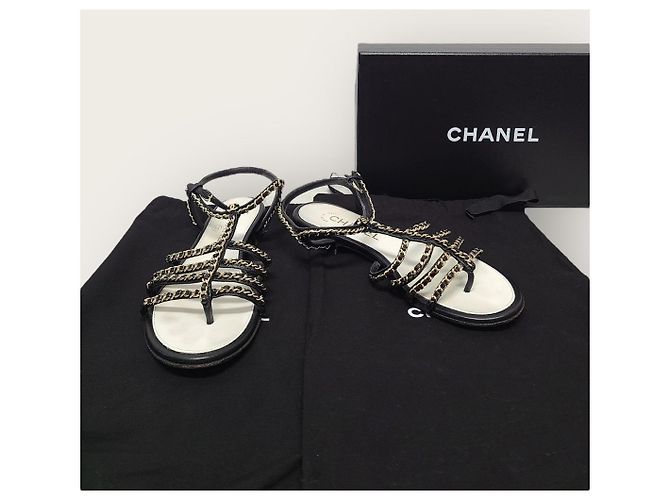 Chanel Sandalen mit CC-Logo, Goldkette und Schwarz - Ansicht 8