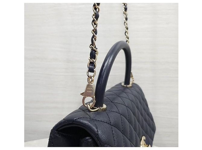 Chanel Borsa Tote a Spalla Coco Handle Medium Caviar Navy Gold Series Blu - vista 4