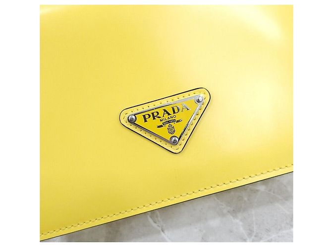 Prada Borsa a tracolla in pelle spazzolata gialla Giallo - vista 5