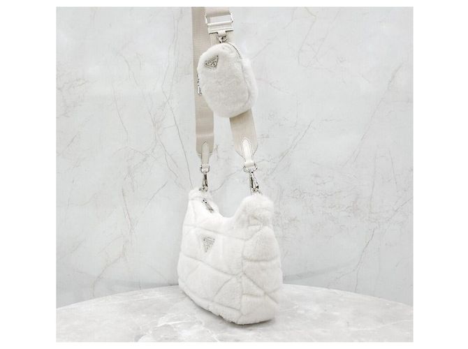 Prada Borsa a tracolla e crossbody in shearling bianco con logo triangle - vista 2