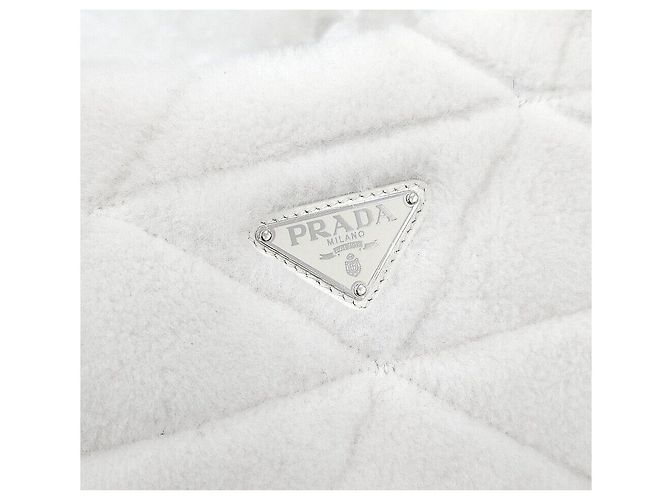 Prada Borsa a tracolla e crossbody in shearling bianco con logo triangle - vista 4