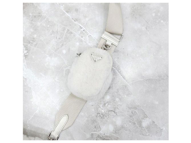 Prada Borsa a tracolla e crossbody in shearling bianco con logo triangle - vista 5