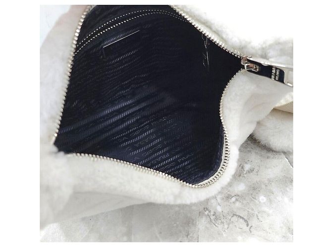 Prada Borsa a tracolla e crossbody in shearling bianco con logo triangle - vista 8