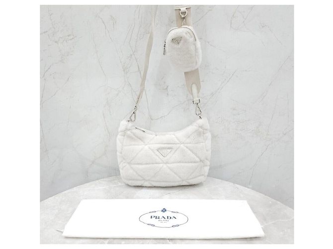 Prada Borsa a tracolla e crossbody in shearling bianco con logo triangle - vista 9
