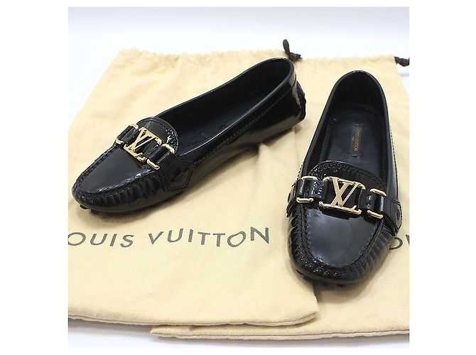 Louis Vuitton Mocassini da guida in vernice nera con logo LV dorato Nero - vista 2