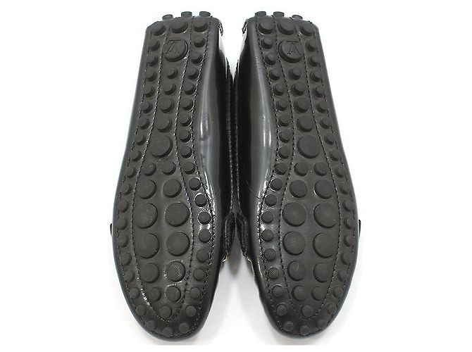 Louis Vuitton Mocassini da guida in vernice nera con logo LV dorato Nero - vista 4