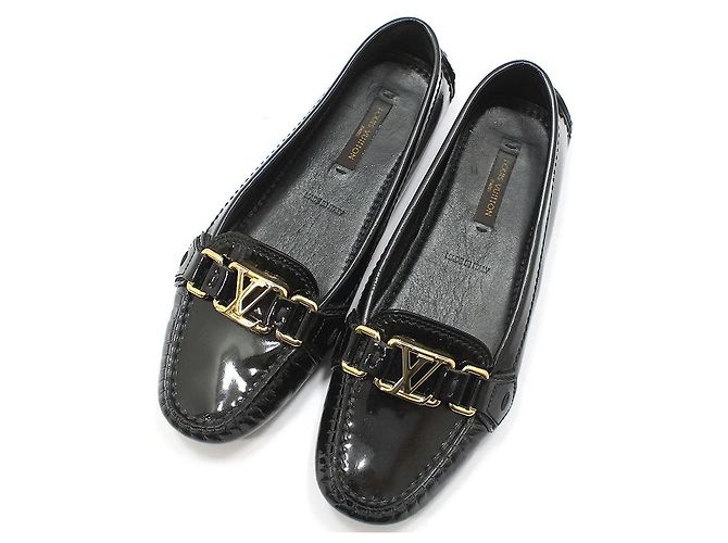 Louis Vuitton Mocassini da guida in vernice nera con logo LV dorato Nero - vista 5