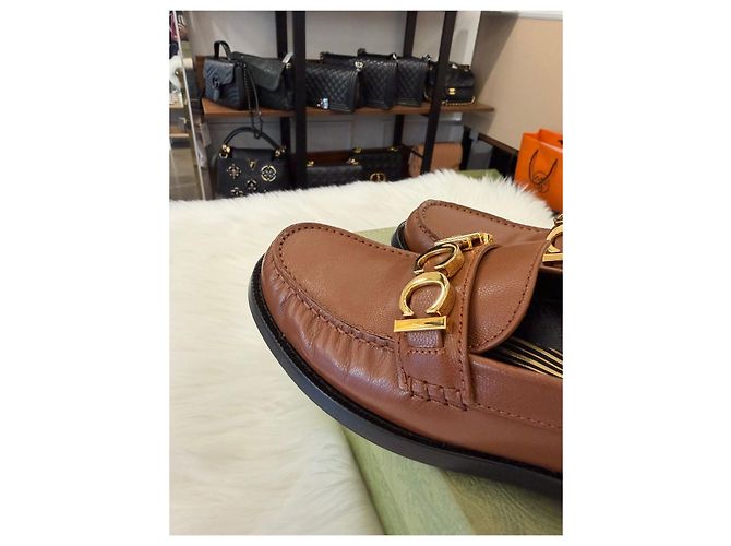 Gucci Mocassini da donna con logo metallico Marrone - vista 9
