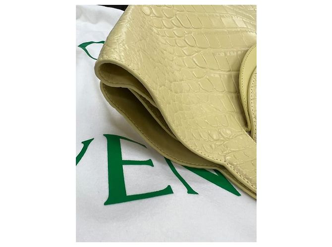Bottega Veneta Borsa Tote Doll Medium in pelle goffrata Vanilla D'oro - vista 2