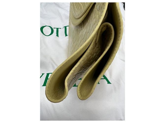 Bottega Veneta Borsa Tote Doll Medium in pelle goffrata Vanilla D'oro - vista 3