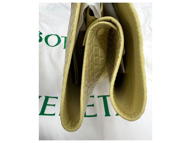 Bottega Veneta Borsa Tote Doll Medium in pelle goffrata Vanilla D'oro - vista 4